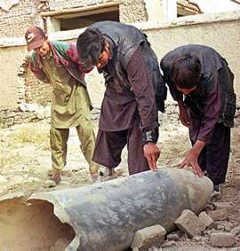 Refugiados afganos acusan a los talibanes de escudarse en edificios civiles