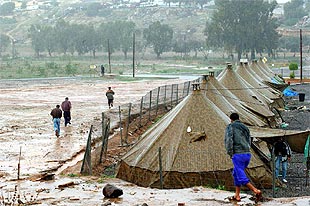 Las fuertes lluvias sobre Melilla han obligado al traslado de los inmigrantes.
