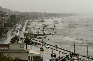 El fuerte temporal que afecta al Mediterráneo ha provocado la  desaparición  de la playa de Castelldefels (Barcelona).