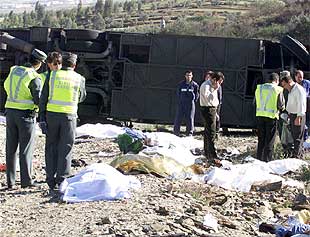 Al menos 19 muertos y 21 heridos al volcar un autobús con jubilados catalanes en Huelva