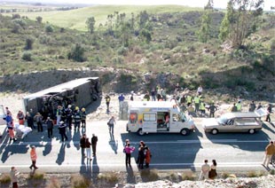 Al menos 19 muertos y 21 heridos al volcar un autobús con jubilados catalanes en Huelva