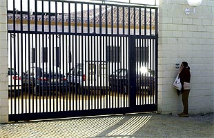 Una familiar solicita información sobre un interno en el Centro de Menores Los Alcores en la localidad sevillana de Carmona.