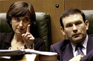 La  vicelehendakari  Idoia Zenarruzabeitia y el  lehendakari  Ibarretxe, hoy en el Parlamento de Vitoria.