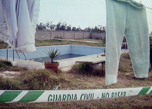 Imagen de la piscina donde se ha encontrado a la niña, precintada por la Guardia Civil.