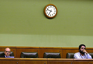 El plante de la oposición retrasa el debate de los presupuestos vascos hasta el martes