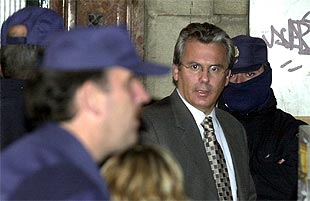 El juez Garzón, abandona la sede de Gestoras Pro Amnistia en Bilbao el 31 de octubre tras supervisar su registro.