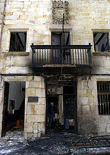 Un grupo de desconocidos quema por completo el Palacio de Justicia de Elorrio