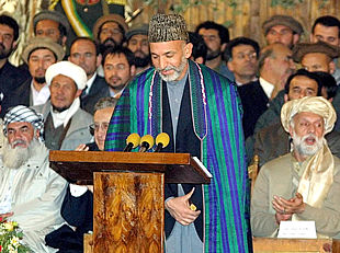 Karzai asume el poder en Afganistán al frente del Gobierno pactado en Bonn