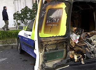 La furgoneta de Telefónica destrozada esta noche en Amorebieta.