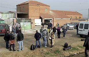 Periodistas y policía, ante la nave de Leganés donde han fallecido los cinco jóvenes.