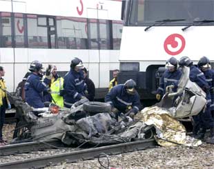 Cuatro muertos en Madrid al embestir un tren un vehículo que cayó a la vía