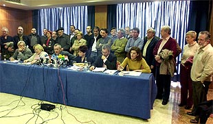 Dirigentes socialistas de Guipúzcoa, Vizcaya y Alava, durante un acto en el que han expresado su apoyo a Redondo.