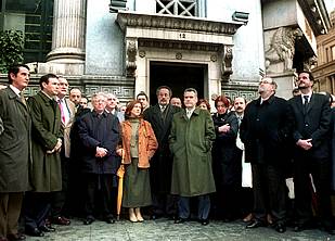 Miles de bilbaínos se concentran contra ETA en el lugar del último atentado