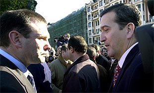 El  lehendakari  Ibarretxe, junto a uno de los destinatarios de los paquetes bomba, Enrique Ybarra, durante la concentración de Bilbao.