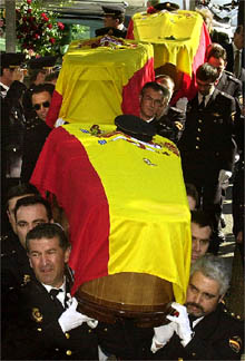 Los restos mortales de los tres policías fallecidos son llevado a hombros por sus compañeros de Sevilla