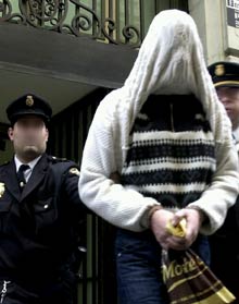 Los detenidos por arrojar a un ecuatoriano al mar culpan al vigilante huido