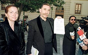 Garcia Montes muestra el recurso de súplica junto a Alicia Hornos, en Granada, sede del TSJA.