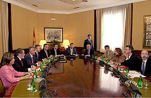 PP y PSOE acuerdan mejorar la seguridad de los concejales y aislar al entorno de ETA