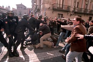 Los antidisturbios cargan contra una concentración de policías en Madrid