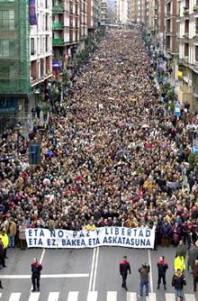 Zapatero y Arenas encabezan la manifestación  contra ETA en Portugalete