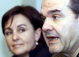 Chaves llama "auténtica basura" a Piqué y Cabanillas por "fabricar" el bulo de González