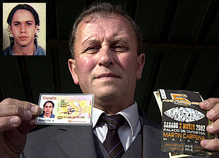 Juan García muestra el carné de identidad de su hijo Iván, de 19 años, fallecido en Málaga tras consumir  éxtasis. 