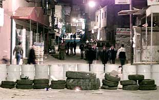 Barricadas palestinas en Ramala, ocupada por el Ejército israelí.