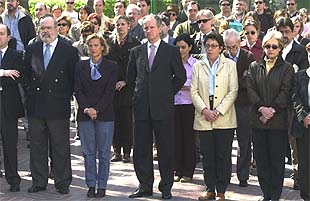 El presidente del Parlamento Vasco, Juan María Atutxa, ha encabezado en Vitoria la concentración en repulsa por el último atentado de ETA.