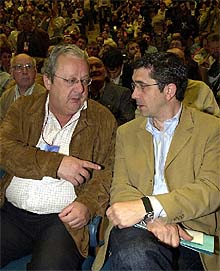 Patxi Lopez (d), conversa con Txiki Benegas (i), al comienzo del congreso extraordinario del PSEEE.