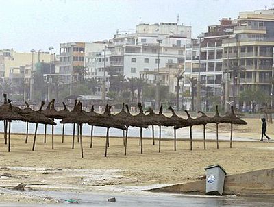 El temporal que azota el Levante provoca dos muertos y numerosos problemas de comunicación