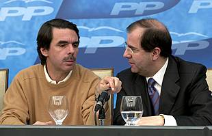 Aznar insta a Zapatero a pedir juntos y "al mismo nivel" la ilegalización de Batasuna