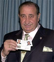 Jesús Gil dimite como alcalde de Marbella y renuncia a su acta de concejal