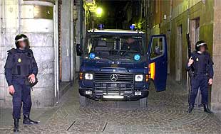 Agentes policiales vigilan el domicilio registrado en el casco viejo de Bilbao.