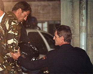 Un policia custodia a uno de los inmigrantes rescatados anoche.