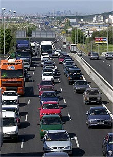 Aspecto que presentaba la carretera de Andalucia poco despues del inicio de la operación especial de Tráfico.