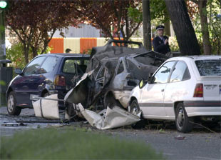 Estalla en la calle Embajadores el coche en el que huyeron los terroristas