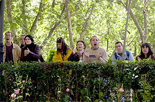 Una treintena de personas recibió con aplausos y gritos de ánimo a los detenidos a su llegada a la Audiencia Nacional para declarar ante Garzón.