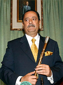 Julián Muñoz sostiene el bastón de mando tras ser elegido alcalde de Marbella.