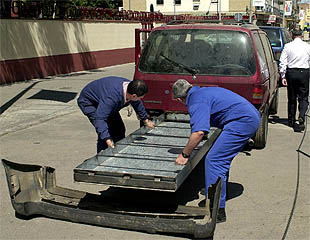 Dos funcionarios de la Policía muestran los lugares donde se trasportaba la droga intervenida en la 'Operación Semilla'.