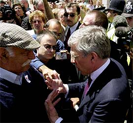 Gibraltar recibe a Straw entre insultos y abucheos al grito de "traidor"