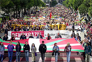 Decenas de miles de personas se han manifestado en Bilbao convocadas por Batasuna bajo el lema 