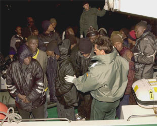 La Guardia Civil intercepta a 131 inmigrantes en las costas de Tarifa y Canarias