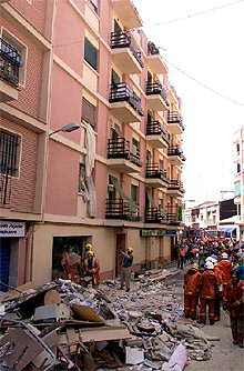 Los bomberos sacan escombros de los bajos del número 7 de la calle Doctor Peris de Almassera (Valencia).