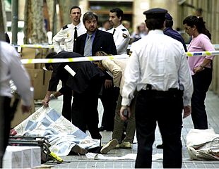 Una joven muere aplastada al caer una grúa ilegal en Barcelona