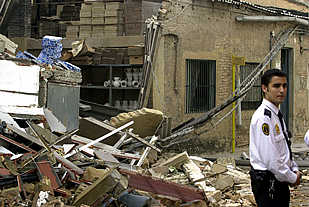 Un herido grave al derrumbarse una fábrica de cerámica en Manises