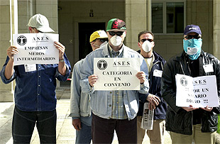Varios escoltas de empresas de seguridad privada se han concentrado hoy ante la Subdelegación del Gobierno en Vitoria.