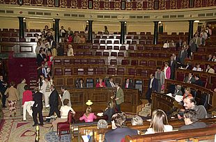 La oposición abandona el Congreso por las ausencias de Aznar y varios ministros
