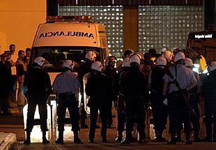 Antidisturbios de los Mossos d'Esquadra protegen la entrada a la prisión.