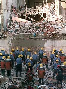 Un muerto y siete heridos tras derrumbarse un edificio de cinco plantas en L'Hospitalet