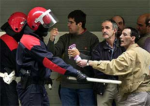 Agentes de la Ertzaintza se enfrentan con piquetes en el centro de Bilbao.